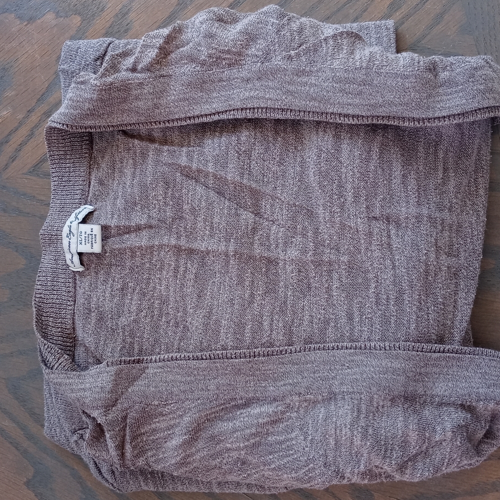 AMERICAN EAGLE OUTFITTERS THIN LONG SLEEVE BOTTOM BUTTON UP